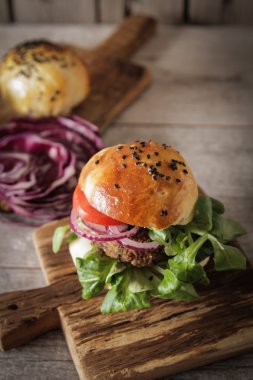 çörek susam bira ile ev yapımı sebzeli burgeri. lezzet