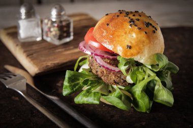 çörek susam bira ile ev yapımı sebzeli burgeri. lezzet