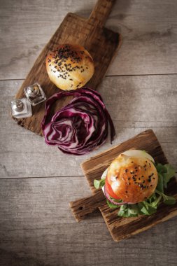 çörek susam bira ile ev yapımı sebzeli burgeri. lezzet