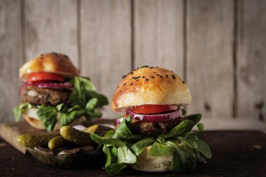 çörek susam bira ile ev yapımı sebzeli burgeri. lezzet