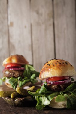 çörek susam bira ile ev yapımı sebzeli burgeri. lezzet