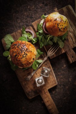 çörek susam bira ile ev yapımı sebzeli burgeri. lezzet