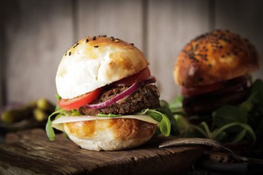 çörek susam bira ile ev yapımı sebzeli burgeri. lezzet