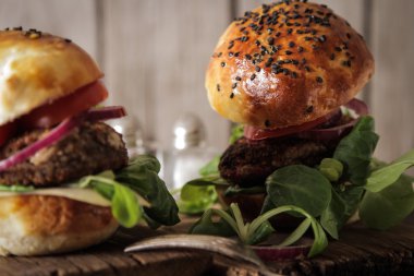 çörek susam bira ile ev yapımı sebzeli burgeri. lezzet