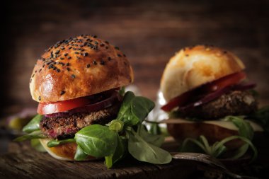 çörek susam bira ile ev yapımı sebzeli burgeri. lezzet