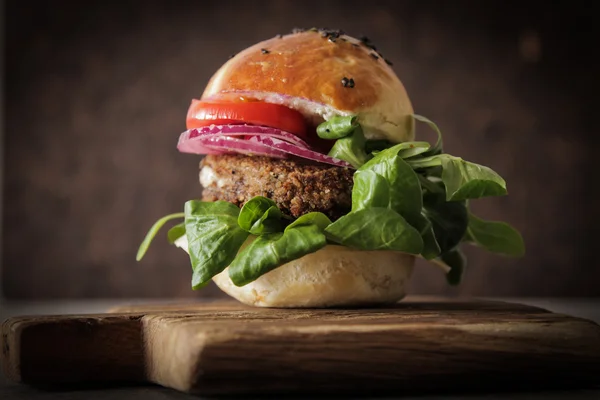 Hamburguesa vegetariana casera en un bollo con semillas de sésamo de cerveza. Delic. — Foto de Stock