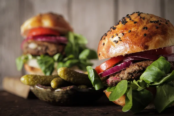 Burger vegetarian de casă într-un coc cu semințe de susan de bere. delic — Fotografie, imagine de stoc