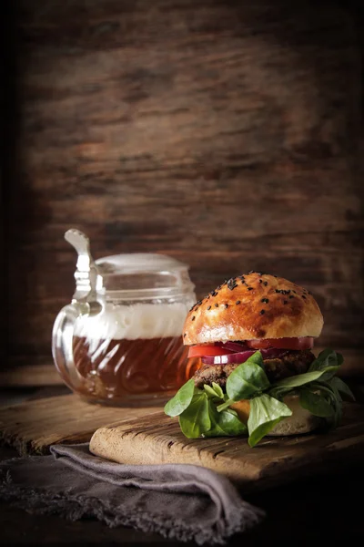 Hamburguesa vegetariana casera en un bollo con semillas de sésamo de cerveza. Delic. — Foto de Stock