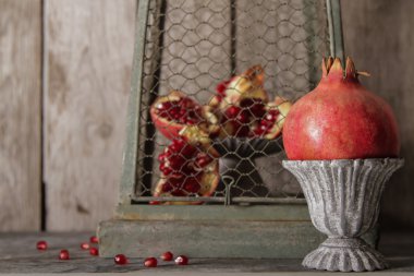 Sulu kırmızı Lal gri vintage vazo. bir gri taş arka plan üzerinde