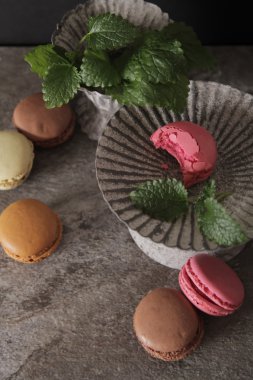 macarons nane ile gri vintage vazoda. üzerinde gri bir taş backgro