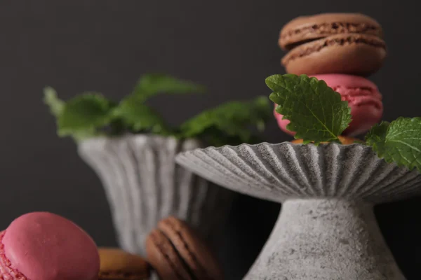 Macarrones en jarrón vintage gris con menta. en un backgro de piedra gris —  Fotos de Stock