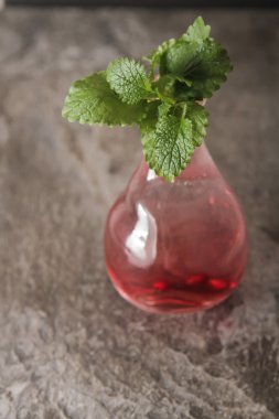 Vazoda kırmızı bir arka plan siyah taş su çok temiz