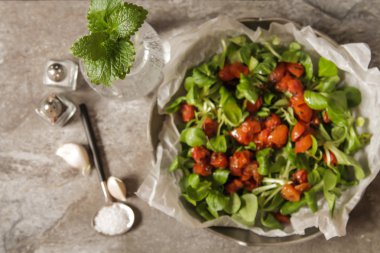 pişmiş domates sarımsak tuz ve salata ile