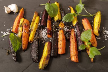 siyah bir arka plan üzerinde renkli havuç pişmiş