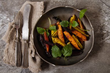 siyah bir arka plan üzerinde renkli havuç pişmiş