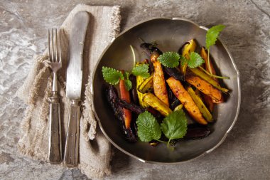 siyah bir arka plan üzerinde renkli havuç pişmiş