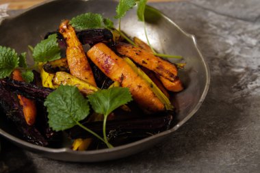 siyah bir arka plan üzerinde renkli havuç pişmiş