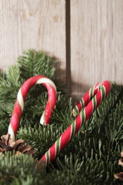 Ev yapımı karamel kamışı t arka plan üzerinde ile Noel kek