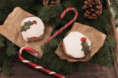 Ev yapımı karamel kamışı t arka plan üzerinde ile Noel kek