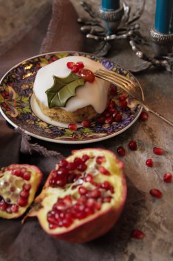 Noel kek üzerinde gri bir taş backgr ev yapımı karamel kamışı ile