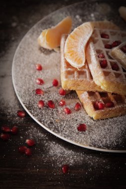 Bir mandalina ve nar ve spri ile kare Belçika waffle