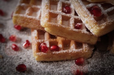 Bir mandalina ve nar ve spri ile kare Belçika waffle