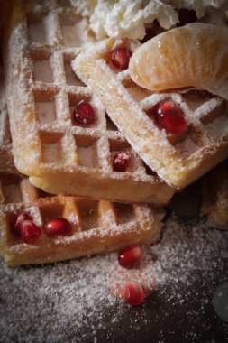 Bir mandalina ve nar ve spri ile kare Belçika waffle