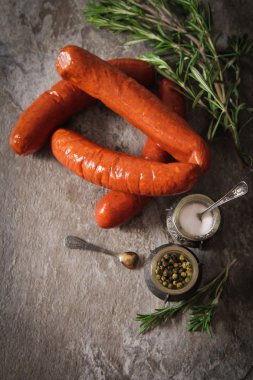 tuz ve biber ve biberiye ile sosis ızgara