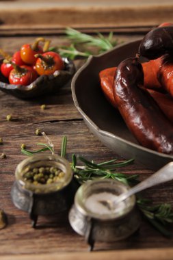 tuz ve biber ve biberiye ile sosis ızgara