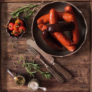 tuz ve biber ve biberiye ile sosis ızgara