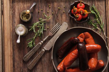 tuz ve biber ve biberiye ile sosis ızgara