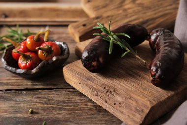 tuz ve biber ve biberiye ile sosis ızgara