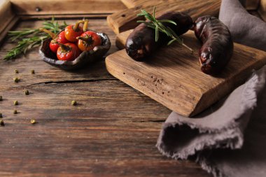 tuz ve biber ve biberiye ile sosis ızgara