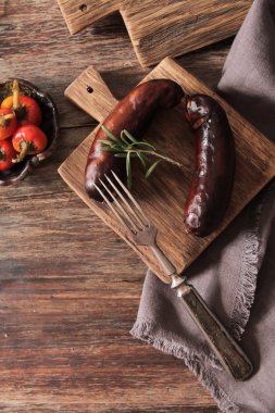 tuz ve biber ve biberiye ile sosis ızgara