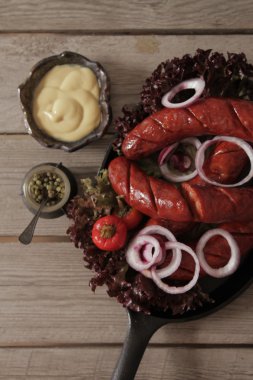 sosis ızgara soğan tuz ve biber ile