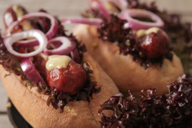 Sosis ve soğan tuz kırmızı acı biber ile sosisli