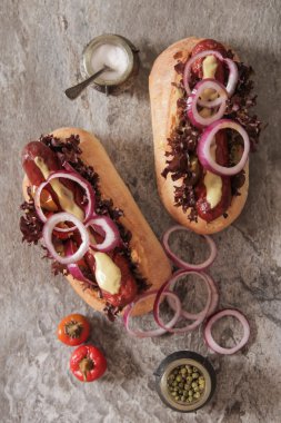 Sosis ve soğan tuz kırmızı acı biber ile sosisli