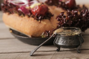 Sosis ve soğan tuz kırmızı acı biber ile sosisli