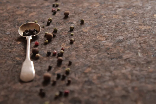 Mezcla de pimienta. condimento para cualquier plato, en una cuchara — Foto de Stock