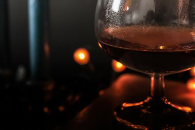 bir bardak viski karanlıkta. Felsefi iş akşam