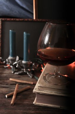 bir bardak viski karanlıkta. Felsefi iş akşam