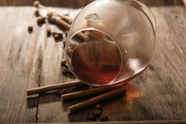 bir bardak viski karanlıkta. Felsefi iş akşam