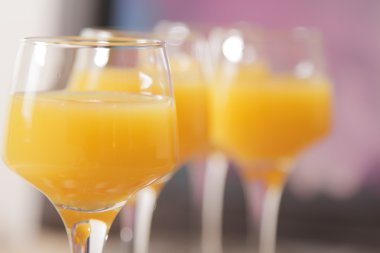 lezzetli kokteyl suyu ile. Bardaki bir parti