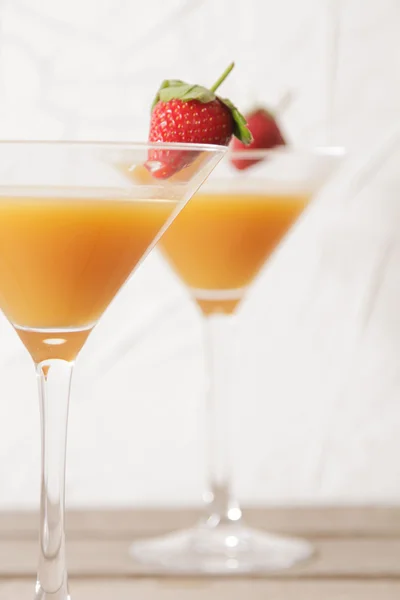 Savoureux cocktail avec jus. une fête au bar Image En Vente