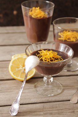 karanlık bir arka plan üzerinde turuncu fişle çikolata mousse