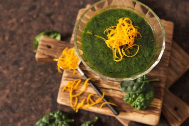 spor eğitim sonra ıspanak sağlıklı gıda ile güler yüzlü