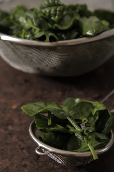 Grüne Blätter des frischen Spinats. Sommersalat — Stockfoto