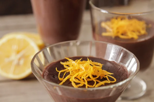 Mousse de chocolate com chips de laranja em um fundo escuro — Fotografia de Stock