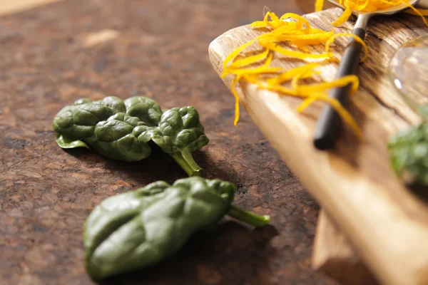 Frullato con spinaci cibo sano dopo l'allenamento sportivo — Foto Stock