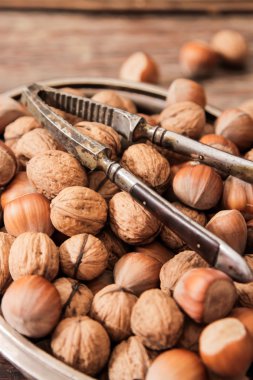 vintage orehokolom ile metal plakalar fındık karışımı